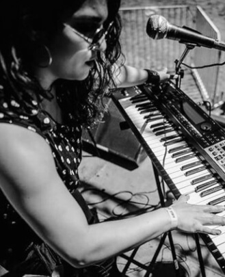 Instructora de Teclado y Canto  CONSUELO VALENZUELA